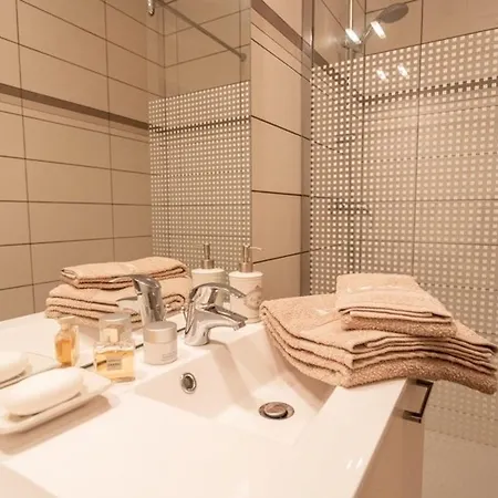 Elegant Au Centre De Avec Terrasse - Fr-1-812-51